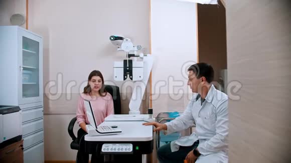 眼科医生年轻女子正在给医生讲她的症状视频的预览图