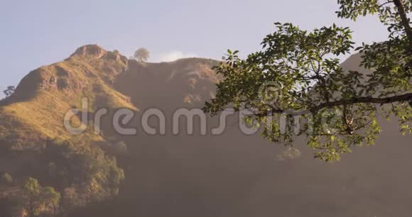 斯里兰卡艾拉岩和小亚当峰日出视频的预览图