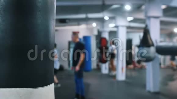 训练体操拳击袋挂男子训练背景视频的预览图