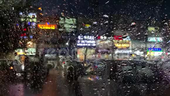 一辆停在雨中的汽车的挡风玻璃视图从里面看视频的预览图