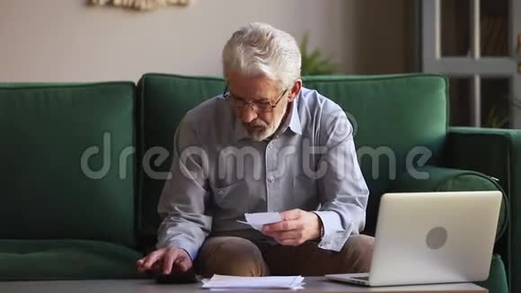 老年人用计算器计算个人预算视频的预览图