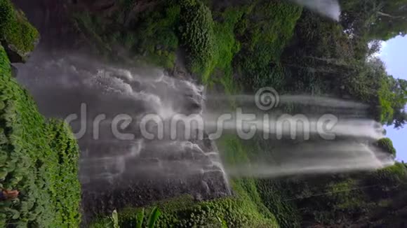 垂直视频巴厘岛最大的瀑布塞库普尔瀑布旅游巴厘岛概念视频的预览图