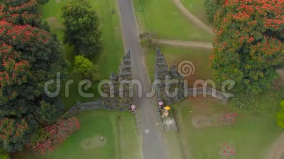 巴厘岛贝杜古勒地区的传统大门入口的空中拍摄前往巴厘概念视频的预览图