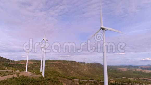 日落时的风力涡轮机农场视频的预览图