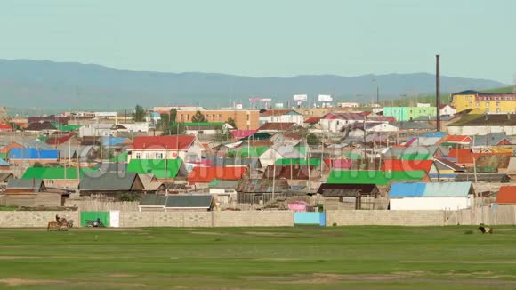 在蒙古一个传统的城市五颜六色的屋顶房子视频的预览图
