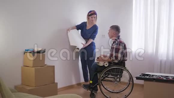 幸福的夫妻残疾人轮椅上的男子和年轻的美女选择新的室内卧室视频的预览图