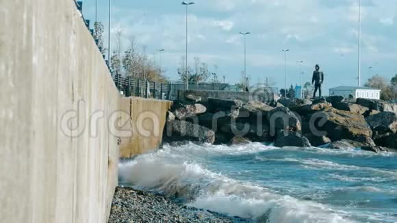 在伊斯坦布尔的白天看着慢波在海堤上撞击视频的预览图