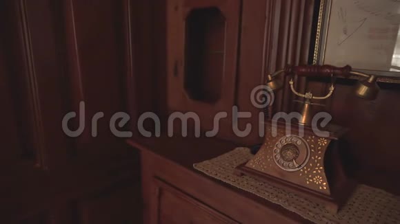 古老的木制电话视频的预览图