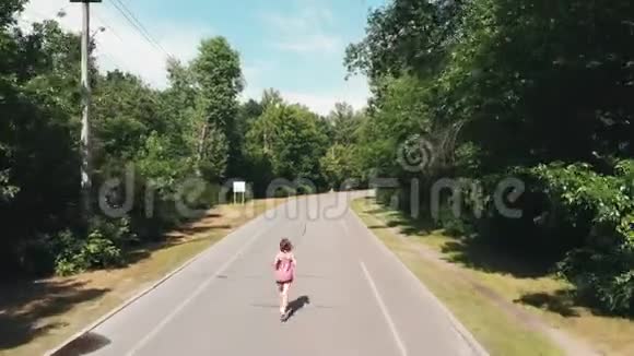漂亮的年轻女运动员正在公园里刻苦训练活泼的年轻女孩在跑步身体受过训练的漂亮女人视频的预览图