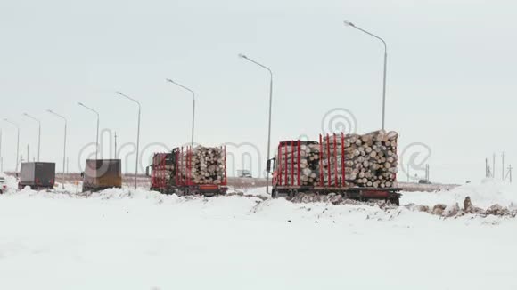 几辆运木材到工厂的木材卡车视频的预览图