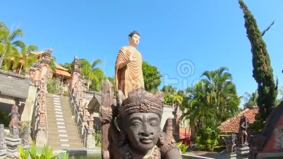 印度尼西亚巴厘岛梵天维哈拉阿拉姆神庙的内部部分巴厘旅行概念视频的预览图