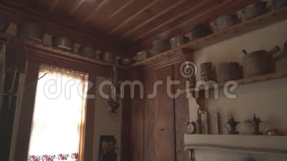 在一个贫困的村庄里的厨房里的架子视频的预览图