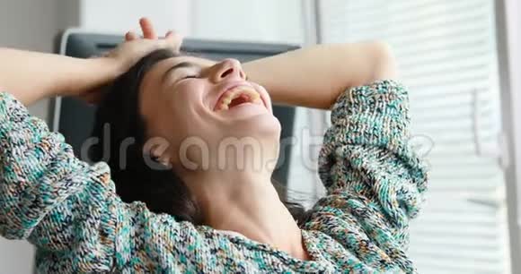 女人在轻松的位置打哈欠或大笑视频的预览图
