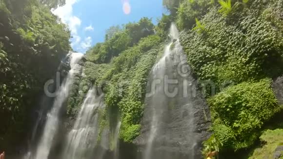 巴厘岛美丽的斐济瀑布前往巴厘概念视频的预览图