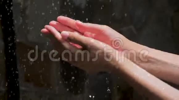用水分充实双手水滴在女人手令人着迷的幽灵水是生命之源视频的预览图