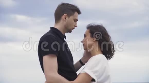 迷人的浪漫情侣拥抱户外年轻夫妇在一起视频的预览图