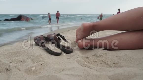 女人在沙滩上晒黑了腿视频的预览图