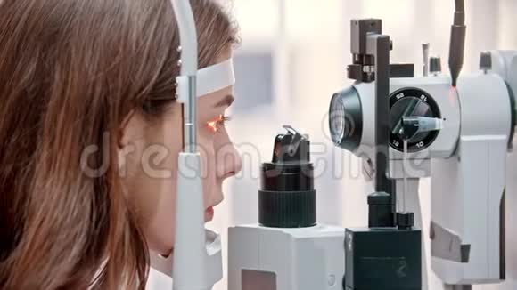 眼科医生女性眼睛发光视频的预览图
