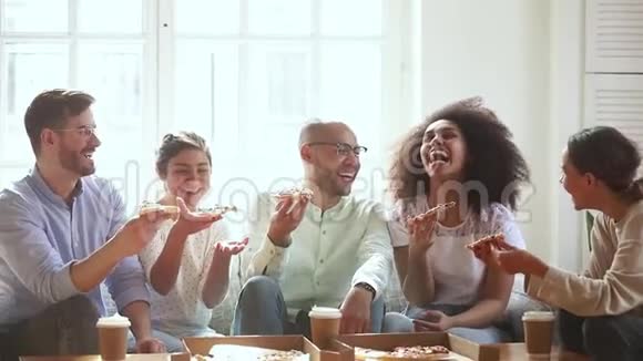 喜出望外各种不同的朋友聚在一起吃披萨享受谈话视频的预览图