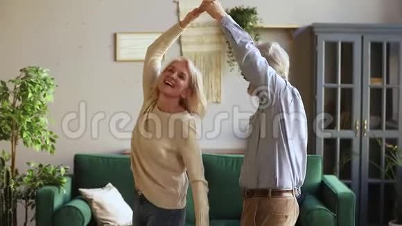 年长的丈夫牵着妻子的手一起跳舞视频的预览图