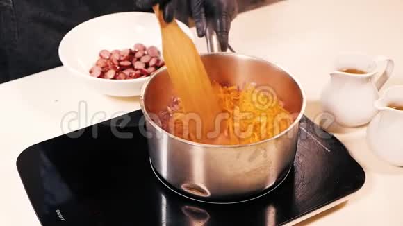 将切好的胡萝卜放入大锅中加入切好的洋葱视频的预览图