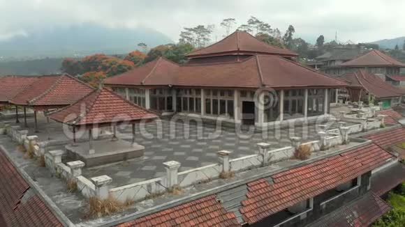 在贝杜古尔废弃的神秘旅馆的空中拍摄印度尼西亚巴厘岛巴厘旅行概念视频的预览图