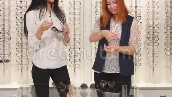 两个戴着眼镜的漂亮活泼的女孩正以视觉美容的时尚摆姿势视频的预览图