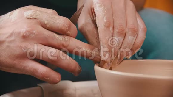 陶器主人在他的手指的帮助下使陶碗的边缘光滑视频的预览图