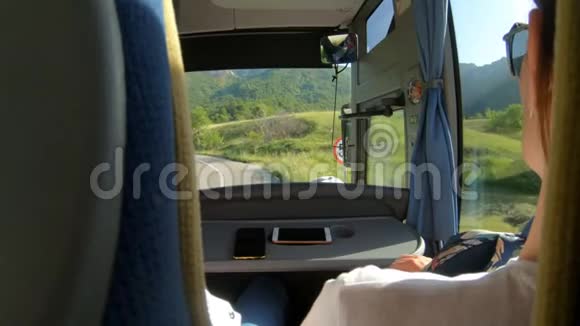 度假游客乘坐公共汽车游览从公共汽车观看背景慢动作视频的预览图