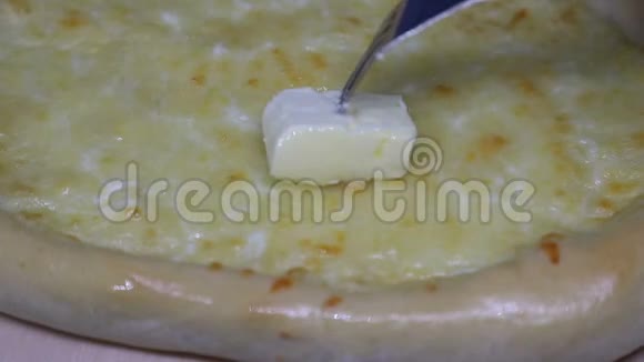 黄油在卡查普里融化了Khachapuri是用黄油涂的视频的预览图
