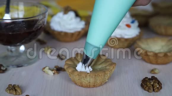 用奶油装饰馅饼视频的预览图
