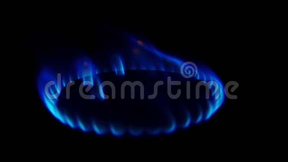 厨房燃烧器打开炉顶燃烧器点燃成蓝色的烹饪火焰天然气发炎关闭视频的预览图