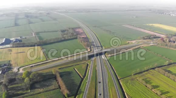 高速公路的空中俯视图高速公路和城市之间的交汇处高速公路出口从视频的预览图