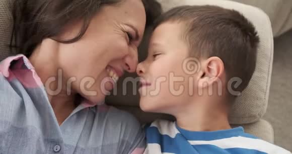 妈妈在家里和儿子亲热视频的预览图