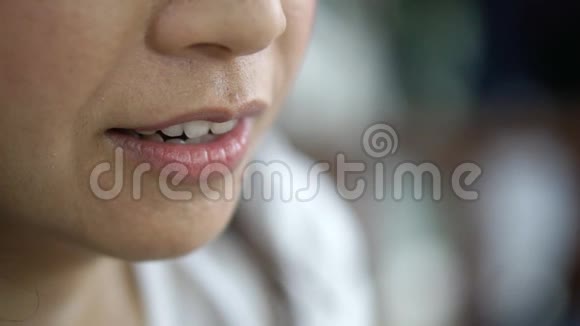 亚洲少数民族妇女干唇紧咬视频的预览图