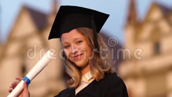 毕业女孩骄傲地拿着她的文凭视频的预览图