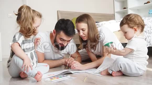 幼儿家长与幼儿一起在纸上画水彩画视频的预览图