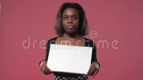 带着标志的黑人女孩视频的预览图