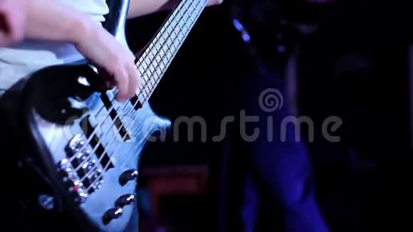 低音吉他表演视频的预览图