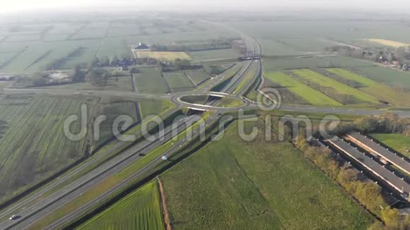高速公路的空中俯视图高速公路和城市之间的交汇处高速公路出口从视频的预览图