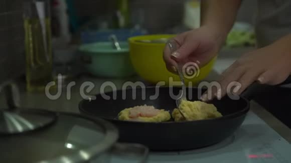 家庭主妇把土豆煎饼放在做传统菜的最上面视频的预览图
