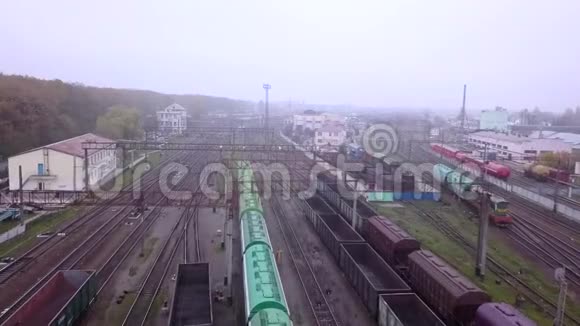 穿过巨大的火车站视频的预览图