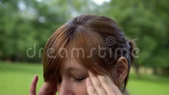 大自然中的女孩头痛视频的预览图