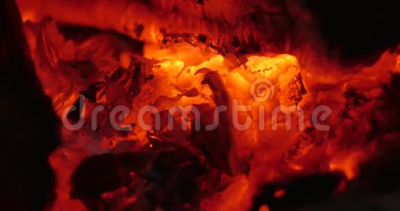 壁炉里的煤树在壁炉里燃烧得很漂亮壁炉里着火了4K视频的预览图