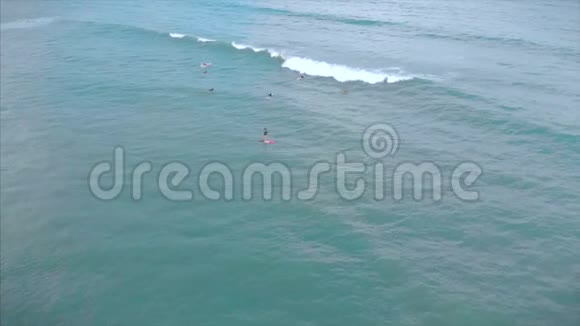 从上面的运动青年男女冲浪乘坐大浪与明亮的日光冲浪者正在等待他视频的预览图