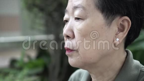 密切亚洲华人老人戴防虫面具担心病毒传播视频的预览图