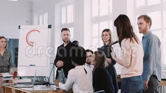 商业公司的同事在现代轻办公会议上听女老板的话慢动作红色EPICW视频的预览图