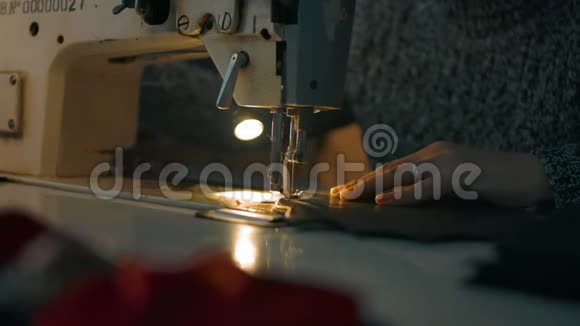 工作缝纫机压脚缝合视频的预览图