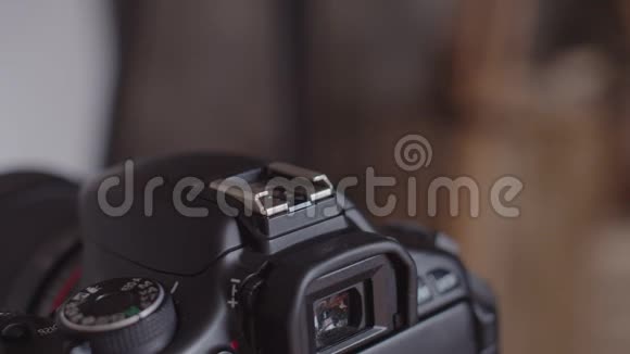 相机同步器附件的特写将同步器连接到相机的热鞋上一个男人视频的预览图