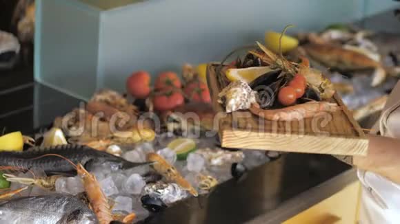 餐厅提供新鲜鱼类和海鲜及芳香香料和蔬菜视频的预览图
